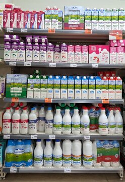 Coloridas botellas y cartones de diversos tipos de leche: normal, desnatada, con calcio y sin lactosa, en estanter&iacute;a de supermercado Dia de Madrid, Espa&ntilde;a, 8 de junio de 2026