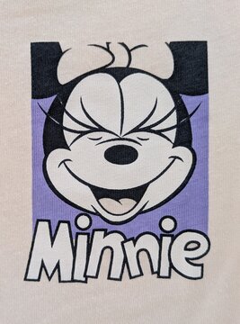 Vista de cerca del estampado de una cara alegre de Minnie Mouse de Disney, en una camiseta. Madrid, Espa&ntilde;a, 8 de junio de 2026	
