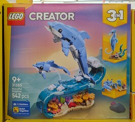 Fototapeta premium Caja de construcción de Lego Creator 3 in 1 Beautiful Dolphins, en una tienda Carrefour, Madrid, España, 8 de junio de 2026
