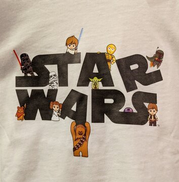 Vista de cerca del estampado del texto Star Wars con caricaturas simp&aacute;ticas de los personajes de las pel&iacute;culas en versi&oacute;n infantil, en una camiseta. Madrid, Espa&ntilde;a, 9 de junio de 2026