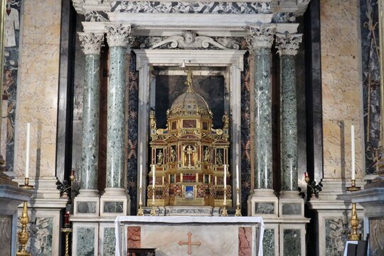 Roma - Tabernacolo sull'altare del Santissimo Sacramento nella Basilica di San Giovanni in Laterano