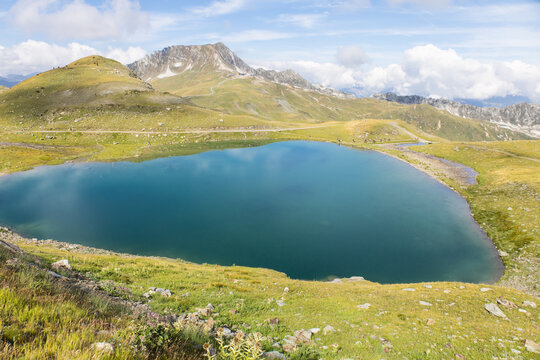 Vue panoramique sur le lac Marloup depuis l&rsquo;Aiguille Rouge aux Arcs 2000 sur le versant nord du massif de la Vanoise en Tarentaise, sentier de randonn&eacute;e et montagnes des Alpes fran&ccedil;aises