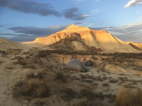 Bivouac et coucher du soleil dans le d&eacute;sert des Bardenas Reales (Espagne) lors d'une randonn&eacute;e v&eacute;lo