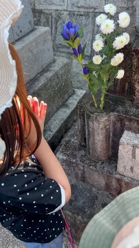 お墓参りをする女の子