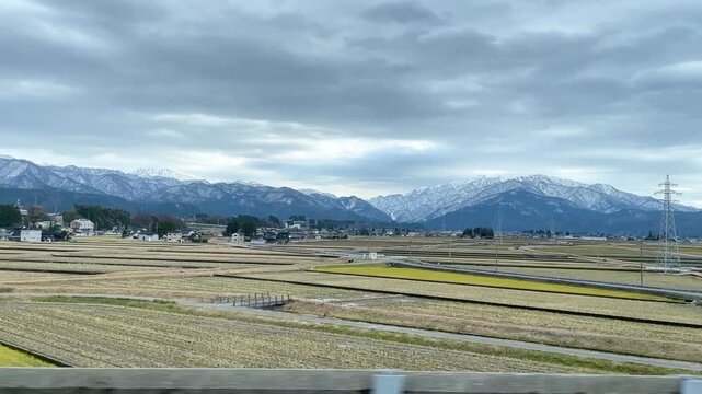 新幹線から眺める田園風景と立山連峰