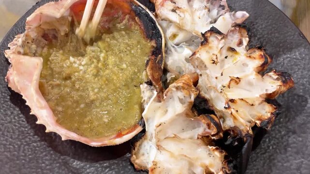 ズワイガニの甲羅の中でカニ味噌とかに身を箸で混ぜ合わせる