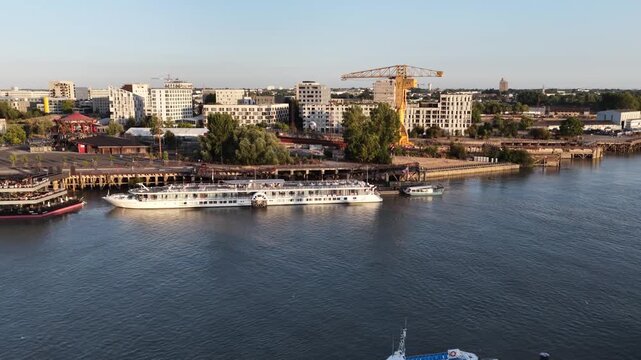 video a&eacute;rienne drone de Nantes, l'&icirc;le de Nantes le soir vue sur la Loire la grue titan jaun, le quartier r&eacute;publique et le bateau &agrave; roues Loire Princesse