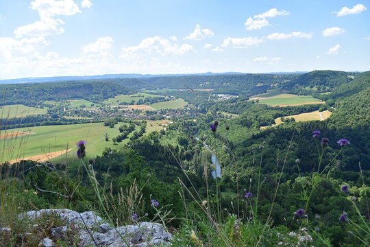 Vue panoramique sur la Vall&eacute;e de la Loue depuis le sommet du Rocher de Colonne (Scey-Maisi&egrave;res, Doubs, France).