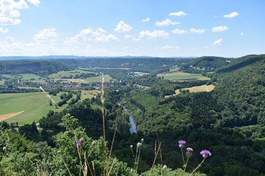 Vue panoramique sur la vall&eacute;e de la Loue depuis le sommet du Rocher de Colonne (Scey-Maisi&egrave;res, Doubs, France).
