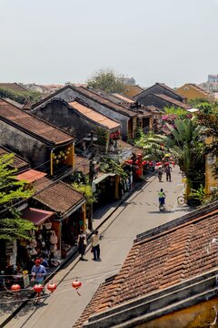 Vieille ville de Hoi An, Vietnam. Rue fleurie de la vieille ville