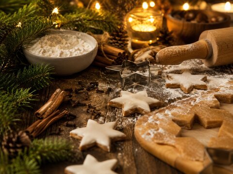Zimtsterne und Pl&auml;tzchenteig auf bemehlter Arbeitsfl&auml;che mit Ausstechform, Zimt und Tannengr&uuml;n. Detailreiches Motiv f&uuml;r Weihnachtsb&auml;ckerei, Advent und traditionelles Backen.