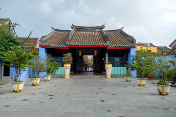 Fototapeta premium Hoi An Ancient Street in Daylight – Chinese & Vietnamese Temples and Historic Assembly Houses