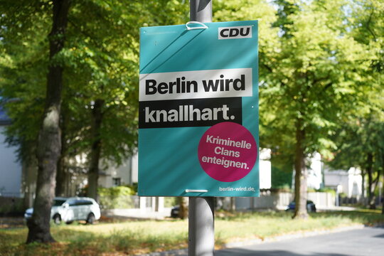 Wahlplakat der CDU zum Thema Innere Sicherheit und Clankriminalit&auml;t im Vorfeld der Wahl zum Abgeordnetenhaus in Berlin am 22.028.2026