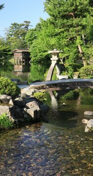 兼六園の霞ケ池と徽軫灯籠
