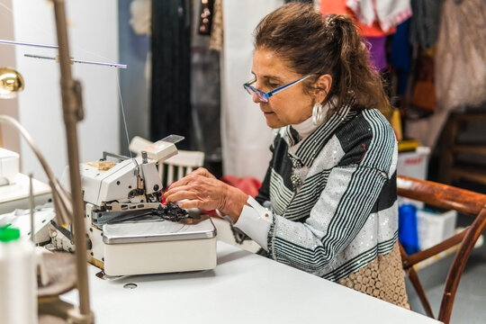 Modiste prepare sewing machine for garment production