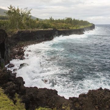 Paysage du Cap M&eacute;chant &agrave; La R&eacute;union. Vue sur une falaise de pierre noire et de mer d&eacute;chain&eacute;e. Vue sur l'Oc&eacute;an Indien. Littoral r&eacute;unionnais. 