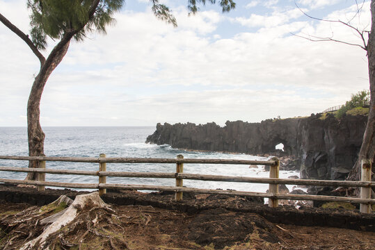 Paysage du Cap M&eacute;chant &agrave; La R&eacute;union. Vue sur une falaise de pierre noire et de mer d&eacute;chain&eacute;e. Vue sur l'Oc&eacute;an Indien. Littoral r&eacute;unionnais. 