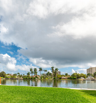Luxury waterfront homes with palm trees in Fort Lauderdale