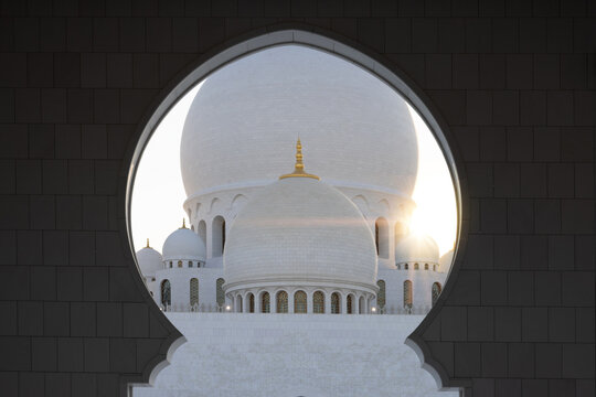 Sheikh Zayed Grand Mosque framed by circular arch, Abu Dhabi