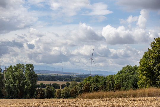Landschaft  mit gro&szlig;en weisen Wolken und regen im Hintergrund