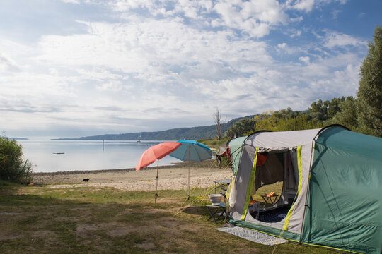 camping au bord du lac de Constance ou Bodensee en allemand, tente sur la plage du lac en &eacute;t&eacute;, vacances estivales