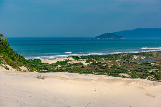 praia nas dunas da Joaquin na ilha de Florian&oacute;polis - SC