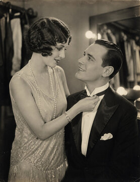 Flapper adjusting gentleman bow tie