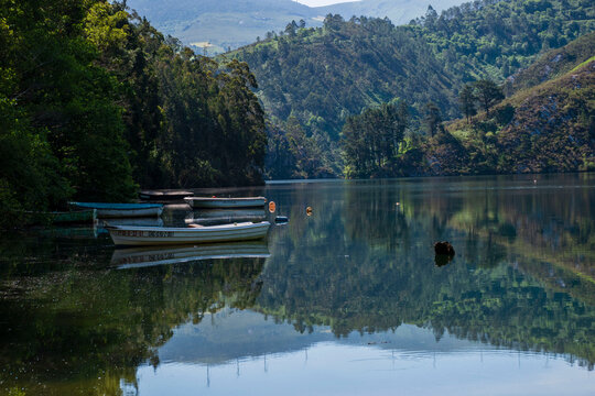 Barcas amarradas en el embarcadero del embalse de Arb&oacute;n