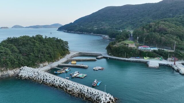 여수 안도 섬 안도대교 해수욕장 해변 모래사장 바다 남해 남해바다 항구 어항 방파제 선착장 마을 어촌마을 산 전경 풍경 자연 해안 해안가 수평선 연륙교 다리 교량 백사장 파도 바닷물 해수 해양 해양경관 지역경관 관광지 명소 휴양지 바닷가 어촌 정박 선박 포구
