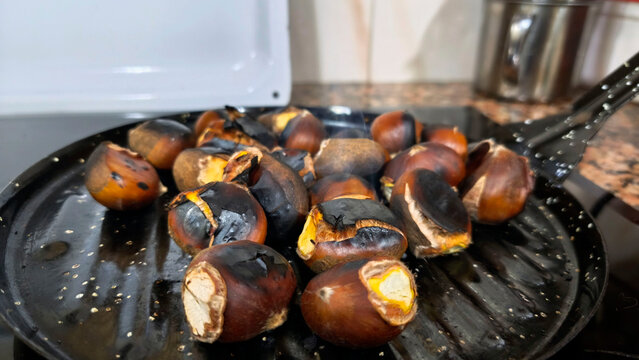 Primer plano de casta&ntilde;as asadas reci&eacute;n hechas