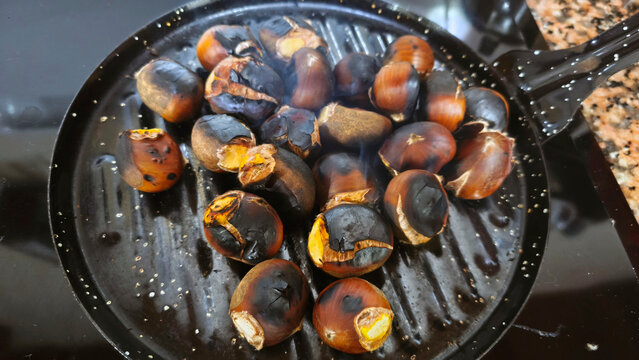 Casta&ntilde;as asadas partidas mostrando su interior amarillo