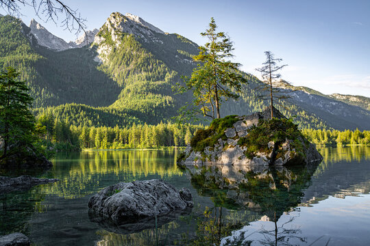 Idyllischer Hintersee bei Ramsau mit Spiegelung der Berchtesgadener Alpen im Morgenlicht.