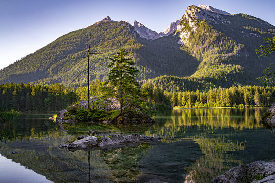 Idyllischer Hintersee bei Ramsau mit Spiegelung der Berchtesgadener Alpen im Morgenlicht.