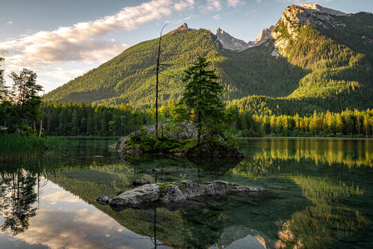 Idyllischer Hintersee bei Ramsau mit Spiegelung der Berchtesgadener Alpen im Morgenlicht.