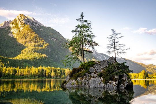 Idyllischer Hintersee bei Ramsau mit Spiegelung der Berchtesgadener Alpen im Morgenlicht.