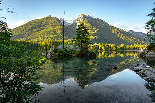 Idyllischer Hintersee bei Ramsau mit Spiegelung der Berchtesgadener Alpen im Morgenlicht.