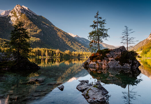 Idyllischer Hintersee bei Ramsau mit Spiegelung der Berchtesgadener Alpen im Morgenlicht.