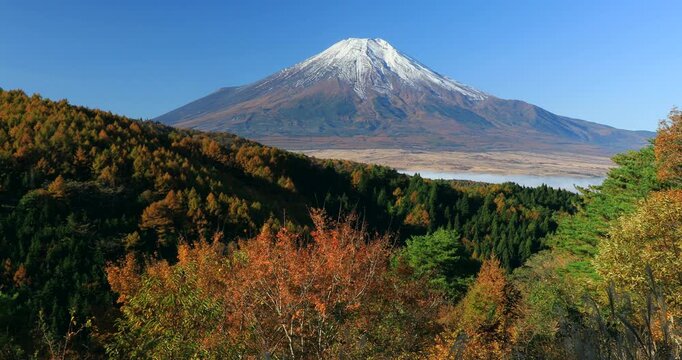 紅葉の二十曲峠展望テラスより富士山