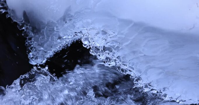 水しぶきの氷と阿寒川