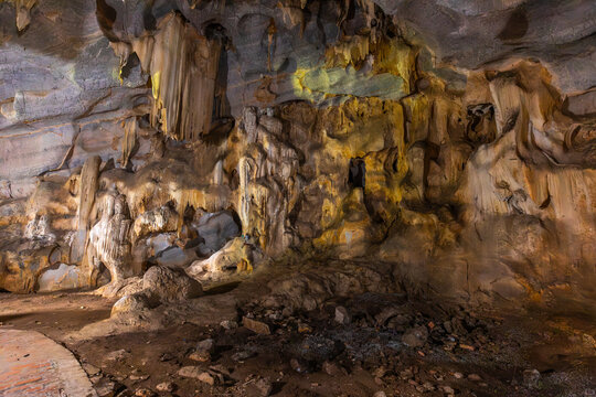 Huyn Hoa L cave interior showing natural rock formations, Tam Coc, Ninh Binh, Vietnam