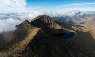 Obraz premium Panoramic aerial view of Big Gun peak, Lough Cummeenapeasta lake and distant Carrauntoohil in MacGillycuddy's Reeks, County Kerry, Ireland