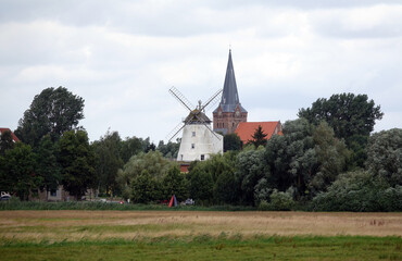 Windmühle und Kirche in Bad Sülze © Fotolyse