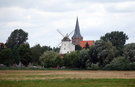 Windm&uuml;hle und Kirche in Bad S&uuml;lze
