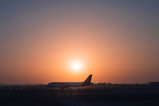 18 de agosto de 2026; Sevilla, Espa&ntilde;a: Avi&oacute;n de Easyjet prepar&aacute;ndose para despegar en la pista del aeropuerto de Sevilla al atardecer