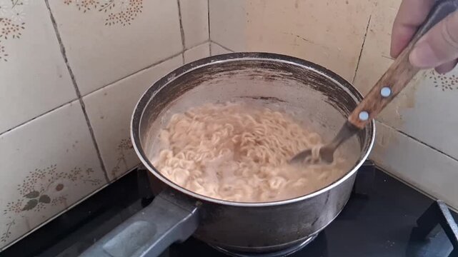 Stainless steel pot boiling instant noodles