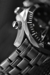 Naklejka premium 腕時計の一部をクローズアップした抽象的な背景素材 紳士的なイメージの背景 ダークトーン