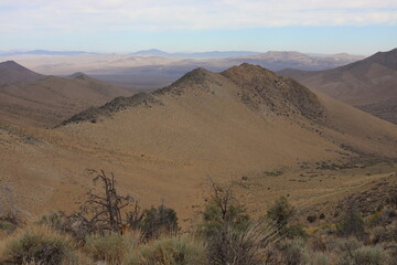 Naklejka premium Rolling Desert Hills and Ridge Line Stretching Across the High Desert Landscape