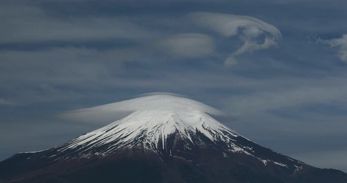 二十曲峠展望台から富士山と笠雲