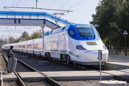サマルカンド駅の高速列車アフラシャブ号