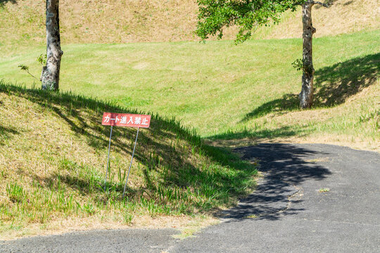 ゴルフ場　カート侵入禁止